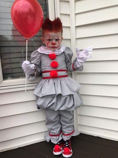 Diy Pennywise Costume Kids, Pennywise Makeup Boy, Boys Pennywise Costume, Halloween Kalas, Baby Pennywise, Pennywise Costume For Kids, Pennywise Costume, Boys Halloween Costumes Diy, Scary Clown Costume