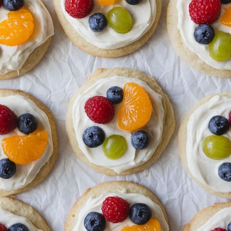 Fruit Pizza Cookies, Crumbl Copycat, Fruit Sugar Cookies, Pizza Cookies, Mini Fruit Pizzas, Easy Fruit Pizza, Cream Cheese Sugar Cookies, Whipped Cream Cheese Frosting, Mason Jar Desserts