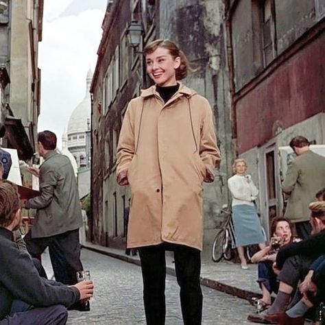 Audrey Hepburn Eternally on Instagram: “Audrey in Paris during the filming of Funny Face, 1956. #audreyhepburn” Funny Face 1957, Audrey Hepburn Style Outfits, Audrey Hepburn Funny Face, Audrey Hepburn Outfit, Audrey Hepburn Movies, Aubrey Hepburn, Audrey Hepburn Inspired, Audrey Hepburn Style, Classic Actresses