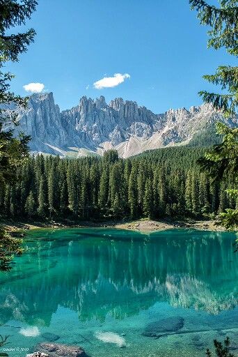 Lago di Carezza, il lago dai mille colori Landscape Photography Nature, Alam Semula Jadi, Best Places To Visit, Places Around The World, Amazing Nature, Vacation Spots, Italy Travel, Dream Vacations, Nature Pictures