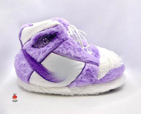 Shoe Slippers Jordan, Aesthetic Slippers, Novelty Slippers, Slipper Design, Nike Slippers, Fluffy Shoes, Autumn Shoes, Hair Curling Tips, Preppy Shoes