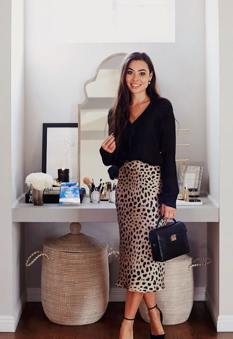 Kat Tanita, Leopard Print Skirt Outfit, Leopard Skirt Outfit, Kat Jamieson, Printed Skirt Outfit, Work Outfits Frauen, Rok Outfit, Dinner Party Outfits, Winter Party Outfit