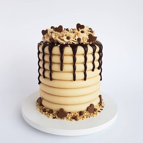 Chocolate Cake Coffee, Wilton Icing, Cake Form, Coffee Buttercream, Cake Coffee, Modern Cakes, Chocolate Drip, Chocolate Sprinkles, Drip Cake