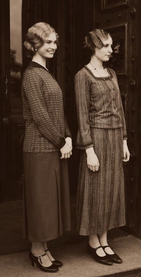 Love their dresses Edith Crawley, Downton Abbey Costumes, Downton Abbey Series, Laura Carmichael, Downton Abbey Fashion, Downton Abby, Gentlemans Club, Lady Mary, Lily James