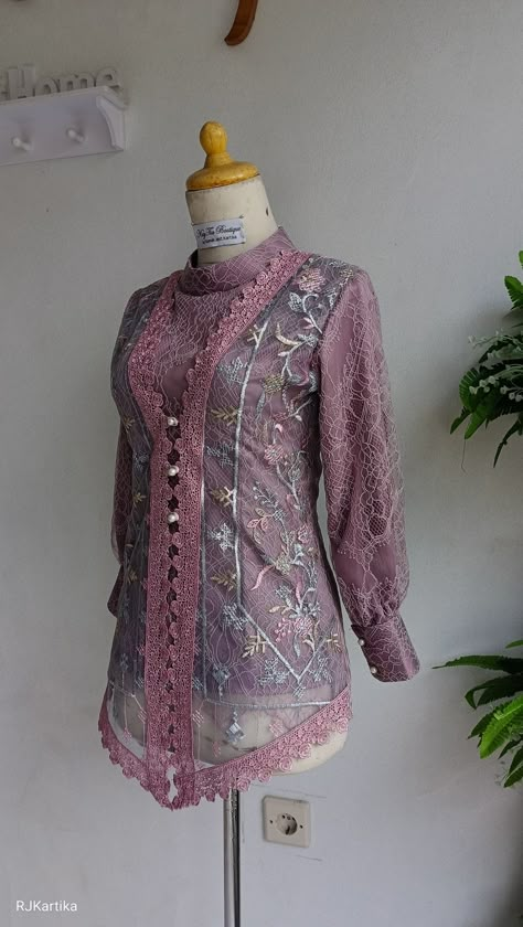 Kebaya Tile, Tile Garden, Kebaya Lamaran, Kebaya Brokat, Kebaya Dress, Bridesmaid Ideas, Blouse Styles, Batik, Indonesia