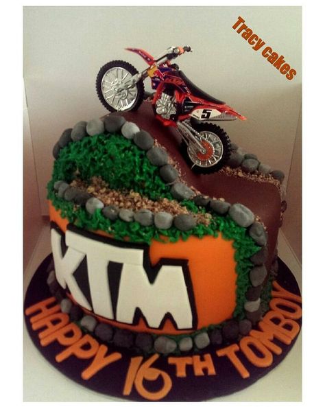 Ktm Birthday Cake, Motocross Cake Ideas, Ktm Cake, Dirt Bike Birthday Cake, Birthday Cake Friends, Bike Birthday Cake, Motorcycle Cakes, Motocross Cake, Bolo Motocross