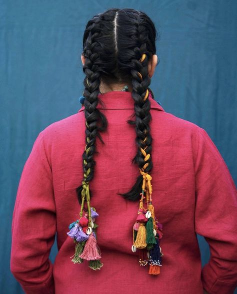 Back Of Head Braid, Guatemalan Hairstyles, Peruvian Hairstyles, Parandi Hairstyle, Native American Braids, Mexican Hairstyles, Hair Arrange, Peruvian Hair, Hair Reference