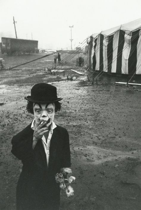 Historical Photography by Bruce Davidson Show Culture in 20th Century Bruce Davidson, Circus Clown, Black And White Photograph, Shed Light, Print Black And White, The 1950s, Vintage Photos, Circus, Shed