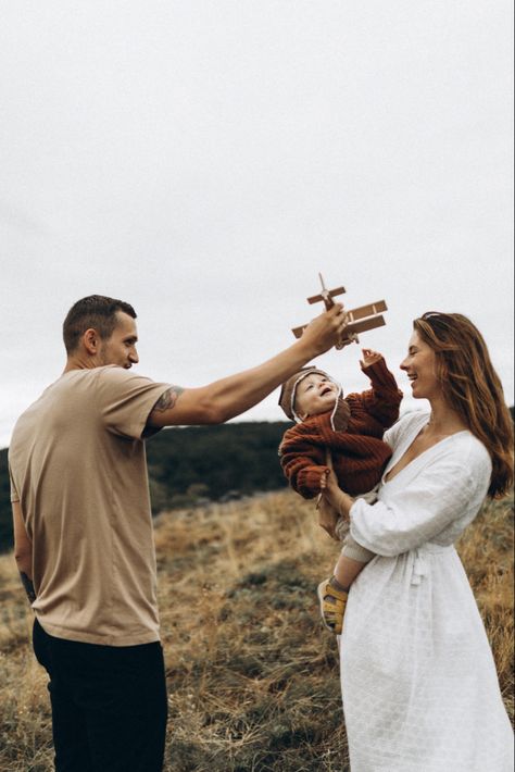 Autumn Family Photoshoot, Outdoor Family Photoshoot, New Baby Pictures, Children Photography Poses, Autumn Family Photos, Family Photo Pose, Family Photo Outfits, Family Photo Sessions, Family Outdoor