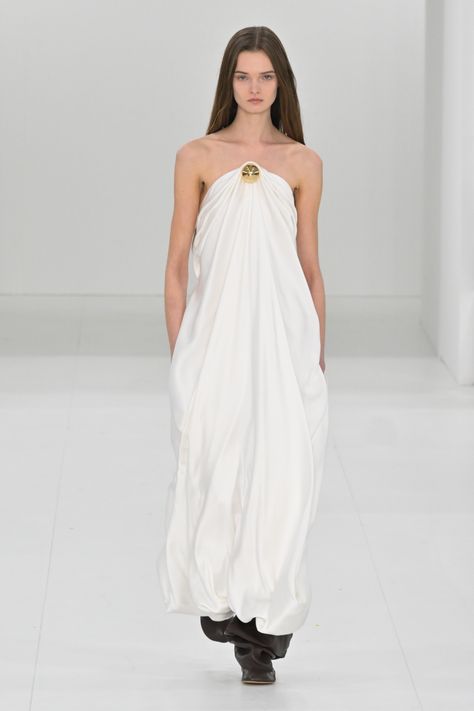 Loewe Runway, Guest Attire, Runway Dresses, Fall 2023, One Piece Dress, White Fashion, Ball Dresses, Couture Fashion, Bridal Style