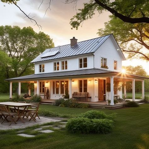 Small Farm Homes, Cottage Compound, Farmhouse Curb Appeal, Older Homes, Dream Farmhouse, Energy Efficient Homes, Ranch Style Home, Barn Style House, Farmhouse Exterior