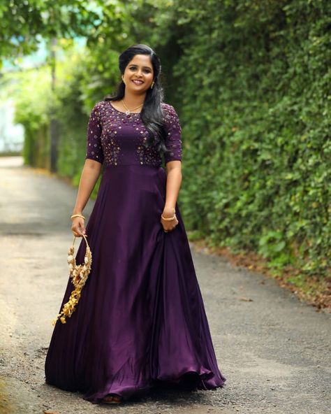 550 Likes, 11 Comments - Seematti (@seemattitextiles) on Instagram: “Happy customer #seematti #eveninggown #shimmer #gown #goldengown #shining #templeofsilks…” Gown Models Kerala, Lehenga Trail, Anarkali Design, Kerala Engagement Dress, Gowns Dresses Indian, Party Wear Long Gowns, Bride Reception Dresses, Black Kurti, Frocks And Gowns