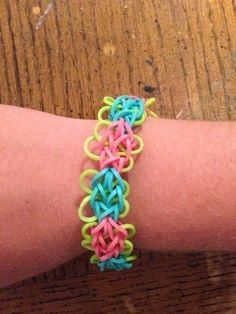 Rainbow Loom Patterns: Butterfly Blossom Rainbow Loom Pattern Loom Bands Instructions, Loom Bands Tutorial, Fun Loom, Rainbow Looms, Loom Band Bracelets, Rainbow Loom Rubber Bands, Rubber Band Crafts, Rainbow Loom Patterns, Rainbow Loom Designs