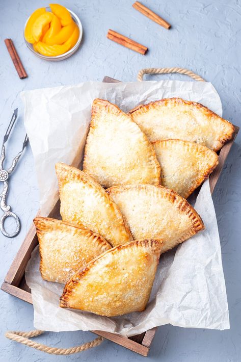 Easy peach empanadas recipe Apricot Empanadas Recipe, Peach Empanadas Recipes, Fruit Empanadas Recipe, Empenada Recipe, Peach Empanadas, Fruit Empanadas, Fig Newton Recipe, Baked Potato Bar, Latino Food