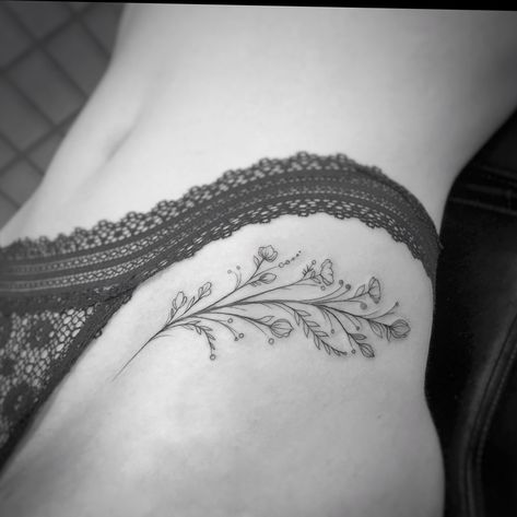 Inner Hip Tattoos Women, Floral Hip Tattoo, 16 Tattoo, Hip Thigh Tattoos, Tato Jari, Hidden Tattoos, Bauch Tattoos, Hip Tattoos Women, Poke Tattoo