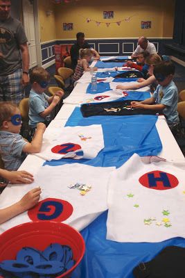 East Coast Mommy: DIY Super Hero Party I'd love to do this for axels bday!! He said he wants a super hero party Super Hero Training, Super Hero Day, Mommy Diy, Superman Party, Ideas Birthday Party, Super Hero Party, Superman Birthday, Avenger Birthday Party, Super Hero Theme