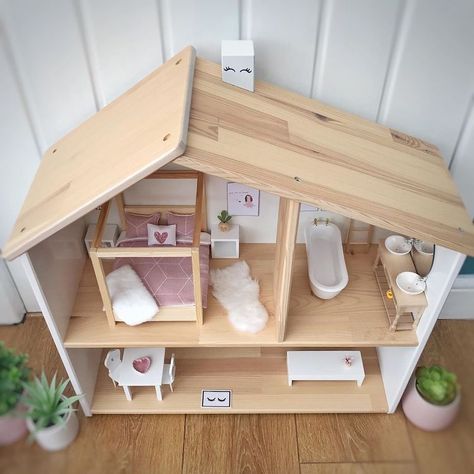 Wooden Design Ideas, Dollhouse Hacks, Cute Rugs, Ikea Dollhouse, Dollhouse Bookshelf, Rattan Light, Modern Dolls House, Kids Doll House, Modern Dollhouse Furniture