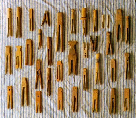 ∷ Variations on a Theme ∷ Collection of old wooden clothespins Clothes Clip Art, Black And White Clothes, Clothespin Art, Clothespin Bag, Plantas Bonsai, Clothes Pegs, Wooden Clothespins, Vintage Laundry, Primitive Furniture