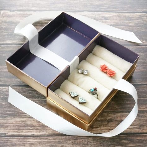 See how an empty cell phone box becomes a DIY travel jewelry box! So clever! Cell Phone Kiosk, Prepaid Phones, Phone Packaging, Cell Phone Service, Jewelry Box Diy, Best Mobile Phone, Phone Box, Jewelry Advice, Best Cell Phone