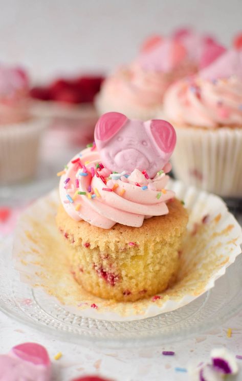 Close up of a Percy Pig Cupcake with its wrapper removed. Yellow sponge with flecks of raspberry is displayed with a splayed cupcake wrapper on a glass plate. Pig Cupcakes, Jelly Sweet, Percy Pig, Cupcake Wrapper, Cupcake Tray, Pig Cake, Sprinkle Cake, Dessert Sauces, Snacks Für Party