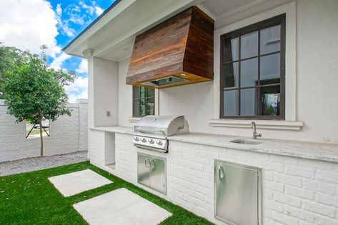 White Brick Outdoor Kitchen with Reclaimed Wood Plank Hood - Transitional - Kitchen Small Outdoor Kitchen With Fireplace, Outdoor Kitchen Under Deck, Backyard Decking, Brick Outdoor Kitchen, Grilling Porch, Concrete Outdoor Kitchen, Kitchen Hood Design, Vista House, Outdoor Kitchen Countertops