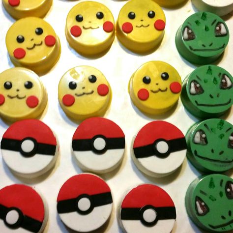 Pokemon Chocolate Covered Oreos, Pokemon Oreo Pops, Pokemon Desserts Easy, Pokemon Pretzel Rods, Pokemon Cakesicles, Pokemon Desert, Pokemon Oreos, Pokémon Desserts, Pokemon Treats