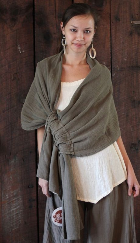 #scarves #silkscarves #headscarves #blanketscarves #knittedscarves #shawl #instantshawl #pashmina Boho Mode, Stil Boho, Diy Vetement, Pashmina Scarf, Upcycle Clothes, Sewing Clothes, Sewing Inspiration, Sewing Ideas, Shawls And Wraps