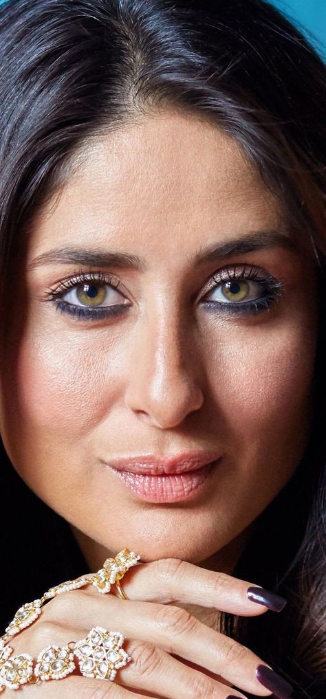 Kareena Kapoor Face, Kareena Kapoor Photos, Kareena Kapoor Pics, Angelina Jolie Photos, African Print Maxi Skirt, Rare Features, Stylish Actresses, You Cheated, Face Images