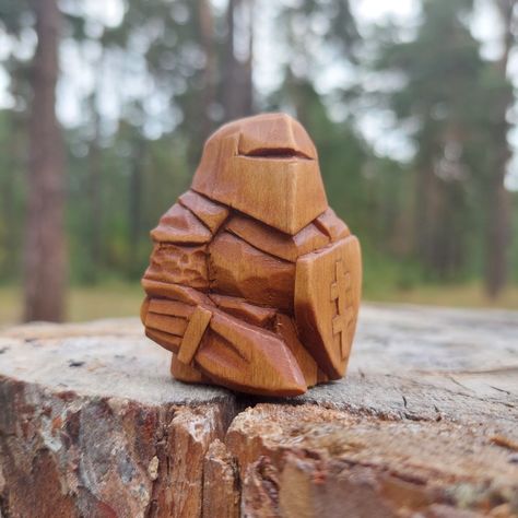 Whittle Wood Ideas, Fantasy Wood Carving, Wood Sculpture Ideas Simple, Wood Carving Figures, Wood Carving Simple, Whittle Projects, Whittling Projects For Beginners, Wood Carving Ideas Beginner, Wood Whittling