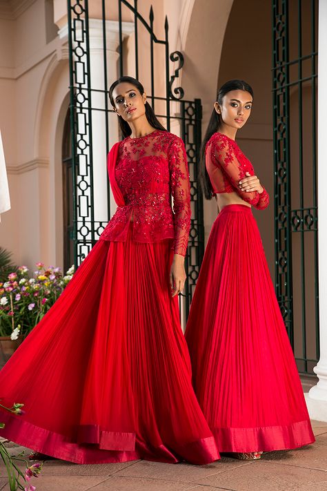 Lehenga Sabyasachi, Peplum Lehenga, Lehenga Blouses, Lehenga Skirts, Indian Lengha, Skirts Ideas, Ridhi Mehra, Half Sarees, Lehnga Dress