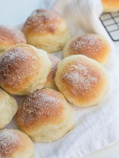 Quick Cottage Cheese Buns, they would make a perfect breakfast. Just in under 30 minutes you can be having those pillow soft buns Cottage Cheese Buns, Recipes Russian, Homemade Brioche, Cheese Buns, Cottage Cheese Pancakes, Cottage Cheese Recipes, Biscuit Rolls, Sweet Buns, Bread Bun