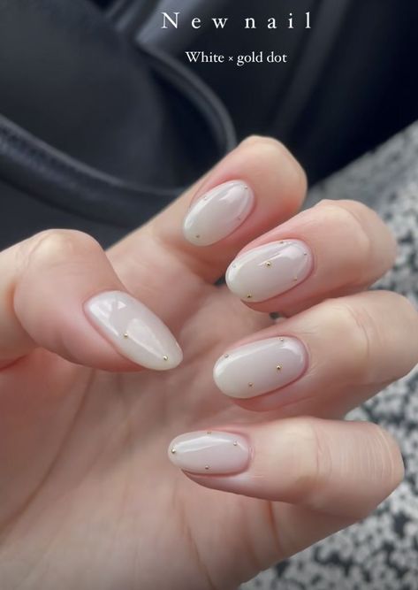 Minimal Nye Nails, Minimalist Nails 2024, 2024 Minimalist Nails, Subtle Nail Art Classy, Minimal Gold Nail Art, Subtle Sparkle Nails, Elegant Almond Nails Classy 2024, Subtle Nail Art, Subtle Nails