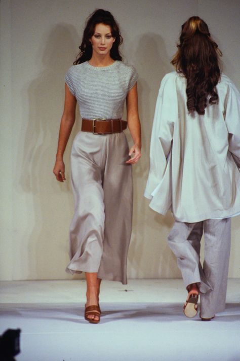 Beauty And Fashion Uni Fashion, Michael Kors Runway, 90s Runway Fashion, 90s Outfit, Christy Turlington, Beauty And Fashion, Runway Show, 2000s Fashion, Mode Vintage