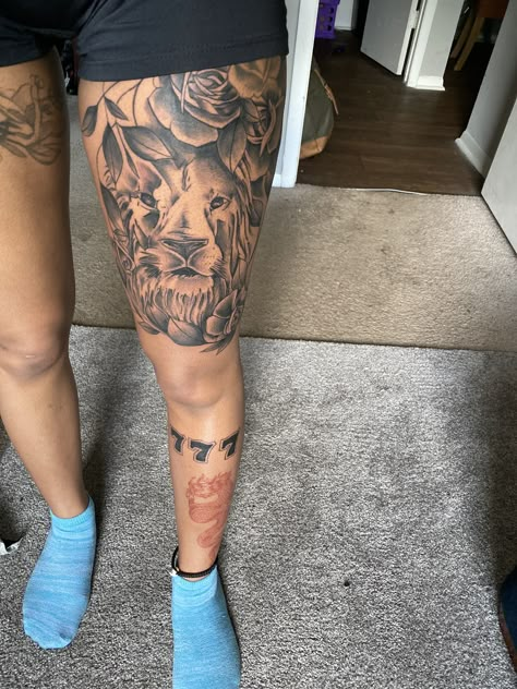 Lion Quad Tattoo Men, Masculine Leg Tattoo, Thigh Sleeve Tattoo Men, Men’s Above Knee Tattoo, Mens Quad Tattoo Ideas, Quadriceps Tattoo, Back Of Leg Tattoos Men, Upper Leg Sleeve Tattoo, Men’s Thigh Tattoo Ideas