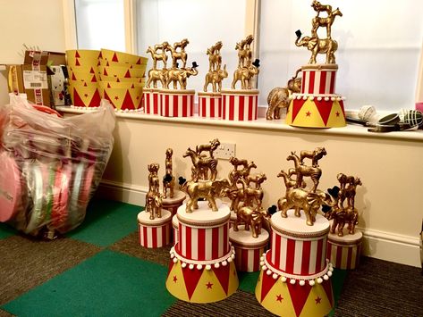 Vintage Circus Table Decorations, Circus Themed Homecoming, The Greatest Showman Centerpieces, Modern Circus Party, Big Top Circus Party, Vintage Carnival Party Decorations, Circus Wedding Centerpieces, Circus Theme Quinceanera, Vintage Circus Party Centerpieces