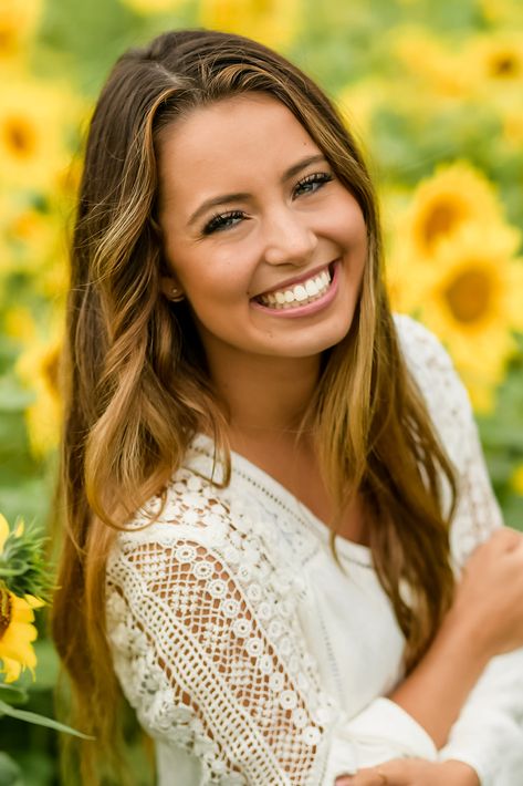 Senior Picture Poses Sunflower, Sunflower Field Senior Photoshoot, Senior Picture Ideas With Iphone, Sunflower Field Portraits, Senior Pictures Sunflowers, Sunflower Field Picture Ideas, Senior Photos Sunflower Field, Sunflower Senior Photos, Senior Photos 2023