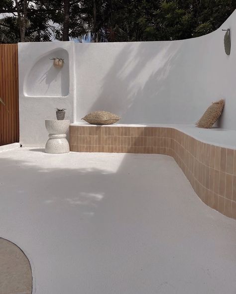 sunday💫💫 Tiled Bench Seat Outdoor, Greek Patio, Stucco Patio, Outdoor Bench Seat, National Tiles, Outdoor Bench Seating, Outdoor Bathroom, Backyard Renovations, Casa Patio