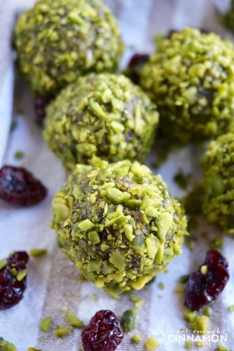 Easy Vegan Snack, Paleo Energy Balls, Vegan Energy Balls, Energy Bites Recipes, Healthy Protein Snacks, Cranberry Pistachio, Energy Ball Recipe, Vegan Bar, Vegan Snack