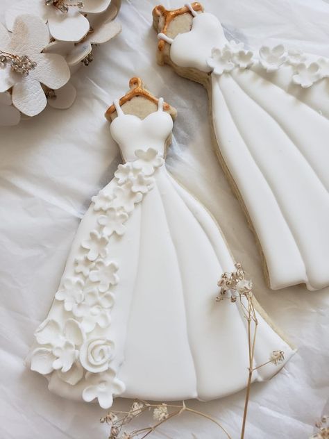 White Wedding Dress With Flowers Cookies Engagement Party Bridsmade Supplies Shugar Vanilla Custom Candy Bar - Etsy Engagement Cookies Ideas, Bridal Sugar Cookies, Engagement Cookies Decorated, Airbrushed Cookies, Wedding Dress Cookie, Wedding Dress With Flowers, Flowers Cookies, Bride Cookies, Crazy Wedding Cakes