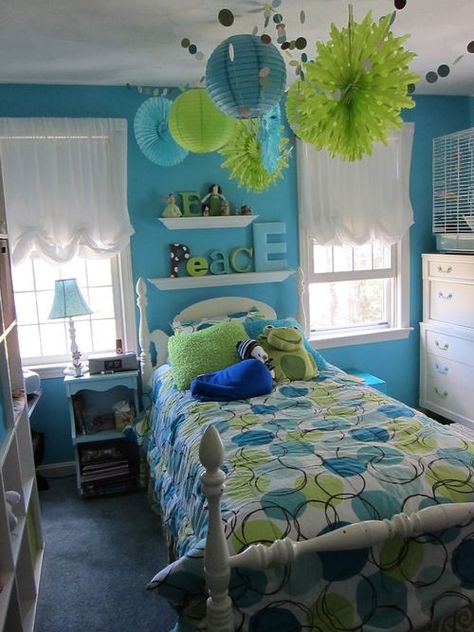 awesome teen bedroom! My daughter has this same bedding.  Dark brown walls though.  Love those thingys hanging from the ceiling! Cool Teen Bedrooms, Amazing Scenery, Teen Girl Bedroom, Cute Bedroom Ideas, Curtain Ideas, Girl Bedroom Designs, Small Room Bedroom