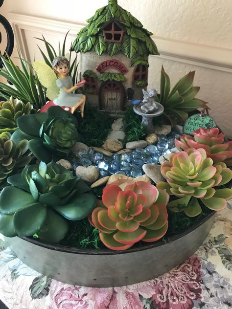 Succulent Arrangements Fairy Garden, Succulent Fairy Garden, Miniature Fairy Garden Diy, Fairy Garden Flowers, Fairy Garden Pots, Fairy Garden Miniatures, Indoor Fairy Gardens, Fairy Garden Plants, Clay Fairy House