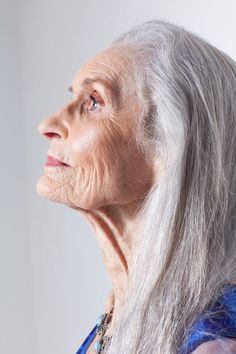 Daphne Self, 85, is a model – she was re-discovered at the age of 70, when she was newly widowed. She is signed to a major agency and works all over the world, helping to change the perception of older women in the fashion industry. Daphne Selfe, Face Model, 얼굴 드로잉, 얼굴 그리기, Old Faces, Advanced Style, Ageless Beauty, Old Woman, Aging Well