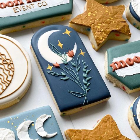 Tarot Cookies Decorated, Celestial Cookies Decorated, Scorpio Cookies, Zodiac Cookies, Vampire Cookies, Relaxing Color Palette, Boho Cookies, Witchy Bachelorette, Galaxy Desserts