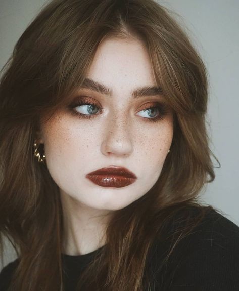 Red Makeup Looks For Wedding, Heavy Natural Makeup, Fall Picture Makeup Ideas, Fall Makeup Dark Lips, Autumn Grunge Makeup, Everyday Alt Makeup Looks, Messy Glam Aesthetic, Gentle Wedding Makeup, 80s Casual Makeup