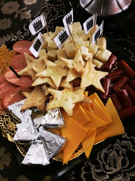 Oscar Party | CatchMyParty.com Grammy Award Party Ideas, Emmy Award Themed Party, Academy Awards Party Food, Espy Awards Theme Party, Oscar Award Theme Party, Star Crackers, Awards Party Ideas, Oscar Award Categories For My Birthday Party, Hamilton Movie