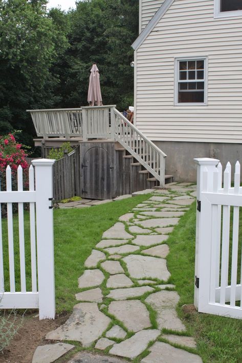 How to Lay a Path of Natural Stepping Stones - Camosse Masonry Supply Stone Walkway To Front Door, Pathway To Front Door, Walkway To Front Door, Stepping Stone Walkway, Stone Walkway Ideas, Walkway Designs, Stepping Stone Pathway, Wooden Pathway, Stepping Stone Walkways