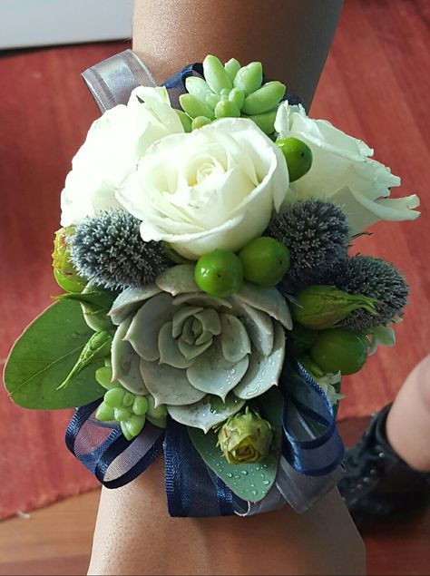 Prom Flowers 2023, Corsage For Emerald Green Dress, Hoco Corsage And Boutonniere Green, Navy Wrist Corsage, Navy Blue Prom Flowers Wrist Corsage, Homecoming Flowers Wrist Corsage Navy, Homecoming Corsage Ideas, Corsage Homecoming, Teal Corsage