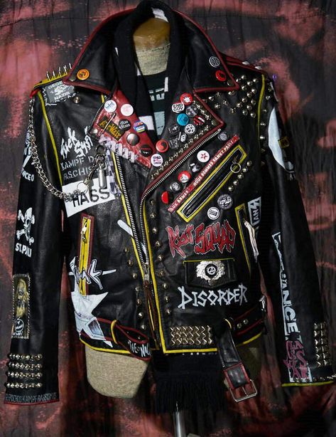 Painted Leather Jacket Punk, Diy Leather Jacket, Ropa Punk Rock, Punk Leather Jacket, Leather Jacket Patches, Battle Jackets, Battle Vest, Punk Fashion Diy, Painted Leather Jacket