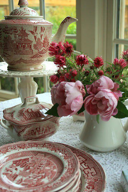 red rose cottage. Flowers In Vases, Vibeke Design, Frosé, Red Cottage, China Dishes, Pretty Tables, Chocolate Pots, China Patterns, Beautiful Dishes