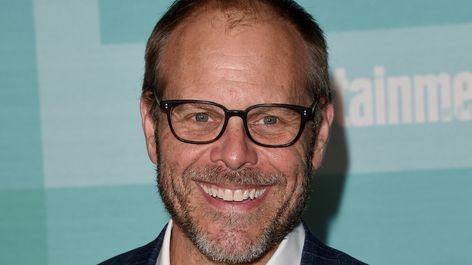 Celebrity chef Alton Brown has his share of quirks as a chef, and every year, he prepares a special soup for the Christmas holiday. Holiday Soup, Holiday Soups, Trending Tweets, Fried Bologna, Bologna Sandwich, American Snacks, Recipes Soup, Alton Brown, Iron Chef